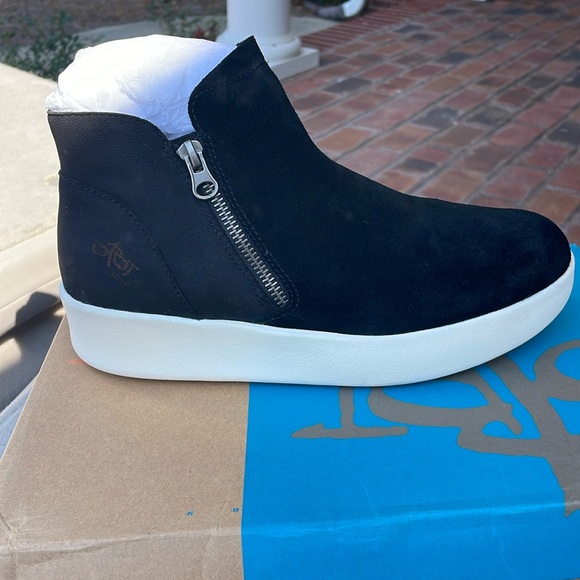 OTBT Off the Beaten Track Women’s Shoe. Astrid Black. Multiple sizes. NWT. - Picture 1 of 4